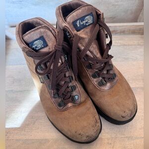 Vasque Skywalker‎ Hiking Boots size 8. 5 
Gore Tex